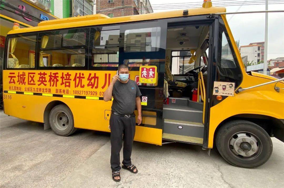 校車演練學逃生，安全之弦緊緊繃！幼兒園的孩子們從細節(jié)做起！