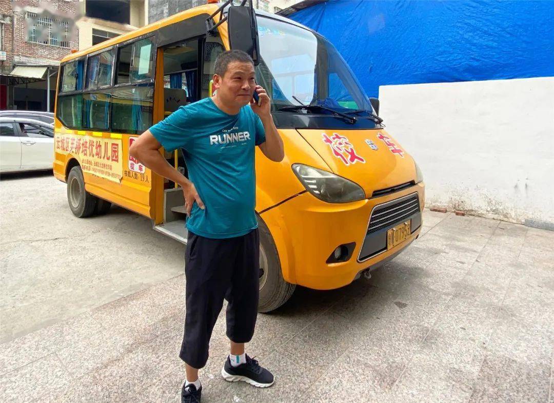 校車演練學逃生，安全之弦緊緊繃！幼兒園的孩子們從細節(jié)做起！