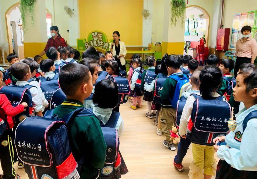 校車演練學逃生，安全之弦緊緊繃！幼兒園的孩子們從細節(jié)做起！