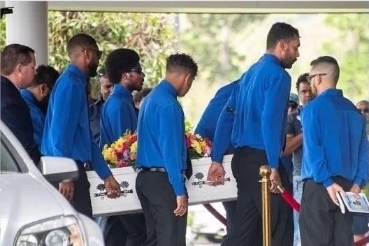 澳大利亞：3歲男孩被落在校車里6小時活活熱死，被發現時尸體仍系著安全帶