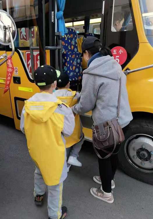 內(nèi)蒙古錫林浩特：12條定制專線開通，這些小學(xué)、幼兒園校車“上崗”了