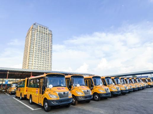 喜迎開學(xué)季，長沙岳麓區(qū)45輛新校車上崗