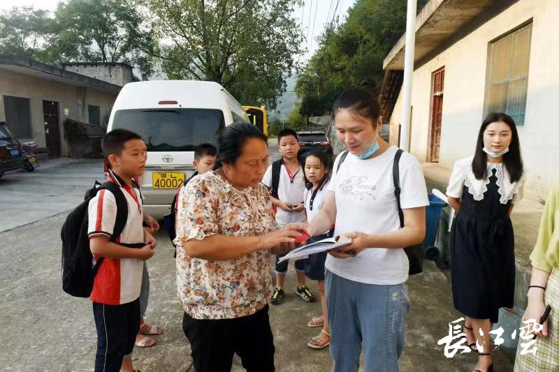 “我要安全”！這個(gè)山區(qū)縣1.2萬(wàn)中小學(xué)生坐上智慧校車(chē)
