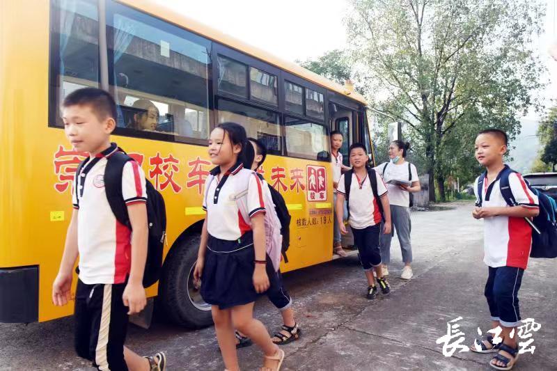 “我要安全”！這個(gè)山區(qū)縣1.2萬(wàn)中小學(xué)生坐上智慧校車(chē)