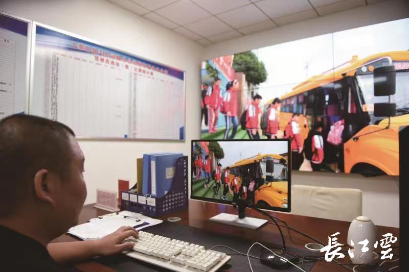 “我要安全”！這個(gè)山區(qū)縣1.2萬(wàn)中小學(xué)生坐上智慧校車(chē)