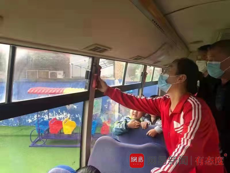 誠(chéng)信校車祝你“平安乘車，快樂(lè)成長(zhǎng)”