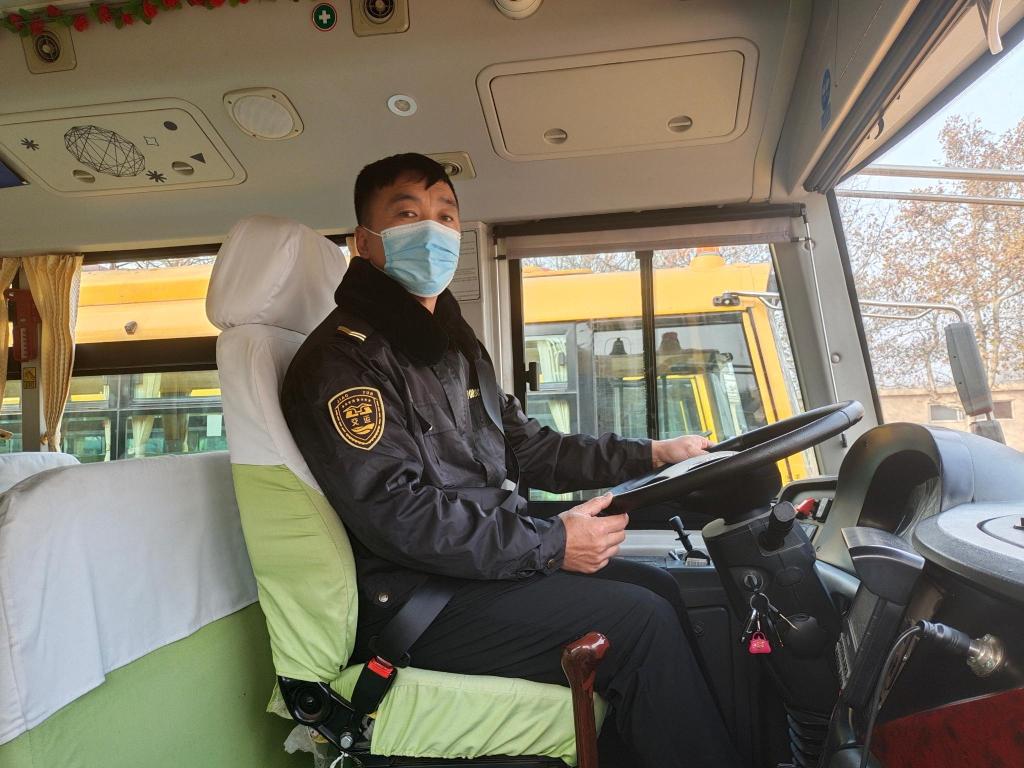 主動(dòng)抱受傷學(xué)生上下學(xué) 開校車安全行駛10萬里，守護(hù)孩子們安全上下學(xué)