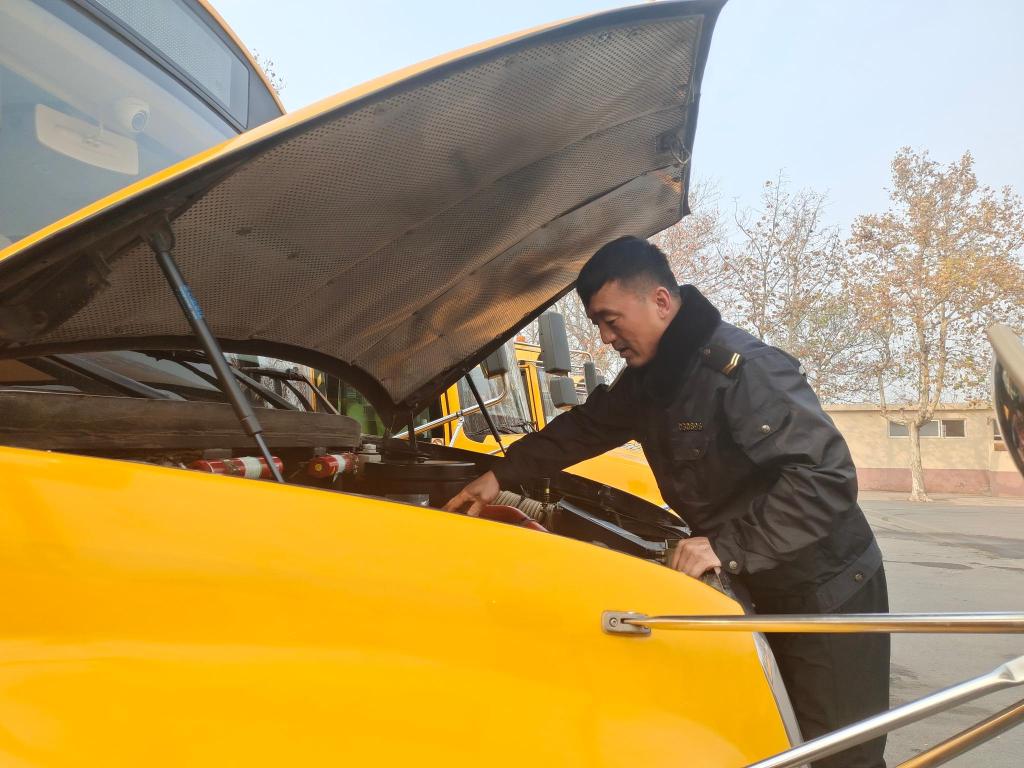 主動(dòng)抱受傷學(xué)生上下學(xué) 開校車安全行駛10萬里，守護(hù)孩子們安全上下學(xué)