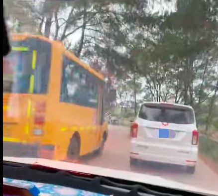 梧州市藤縣太平鎮(zhèn)一校車彎道超車，網(wǎng)友：把別人的孩子當兒戲