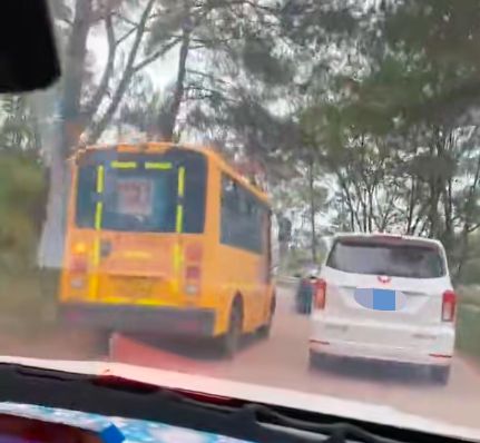 梧州市藤縣太平鎮(zhèn)一校車彎道超車，網(wǎng)友：把別人的孩子當兒戲