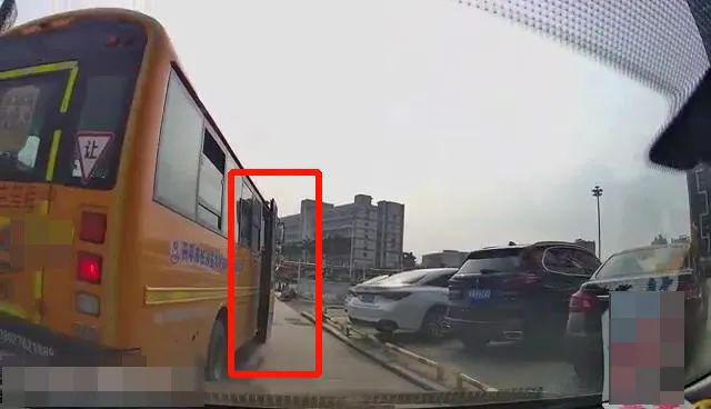 校車也“路怒”？開平交警及時出手