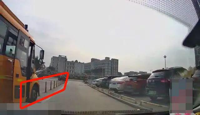 校車也“路怒”？開平交警及時出手