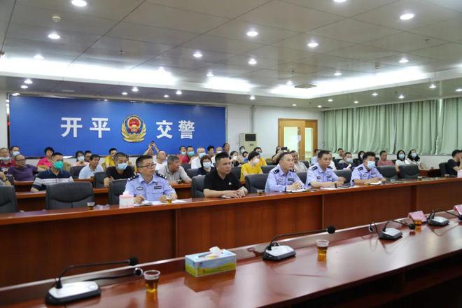 校車也“路怒”？開平交警及時出手