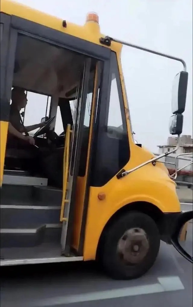 沈陽市民拍視頻曝光滿載學(xué)生校車不關(guān)車門行駛 交警：會(huì)調(diào)查處理