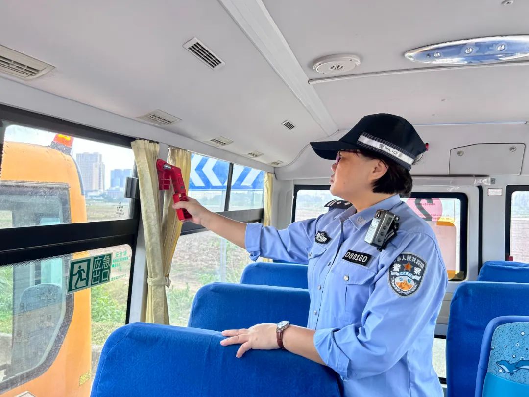 定安公安交警把好校車安全關(guān) 護航學生平安路 | “護苗”行動