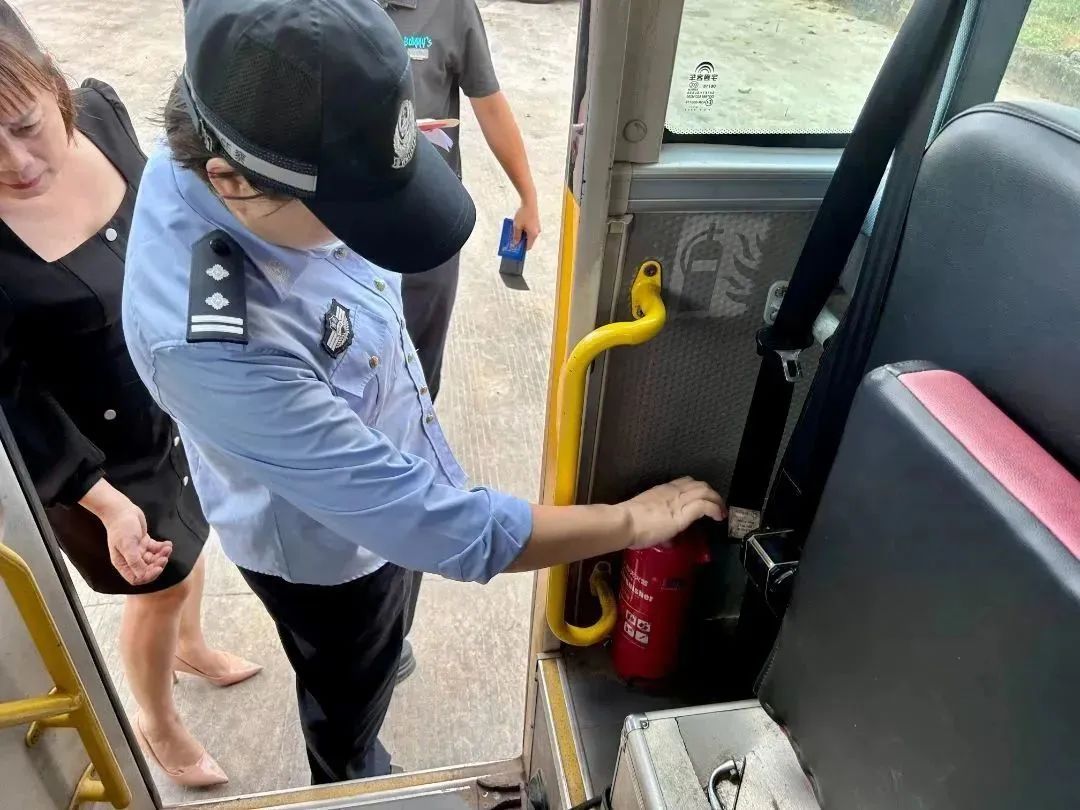 定安公安交警把好校車安全關(guān) 護航學生平安路 | “護苗”行動