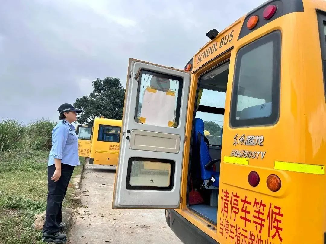 定安公安交警把好校車安全關(guān) 護航學生平安路 | “護苗”行動
