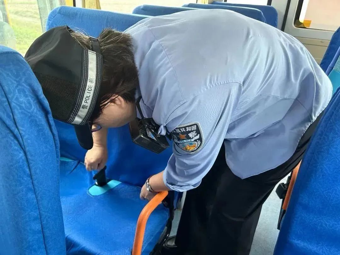 定安公安交警把好校車安全關(guān) 護航學生平安路 | “護苗”行動