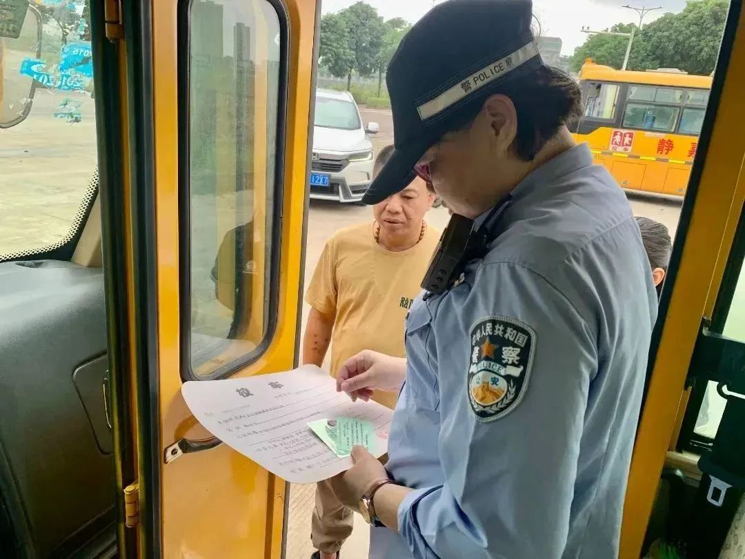 定安公安交警把好校車安全關(guān) 護航學生平安路 | “護苗”行動