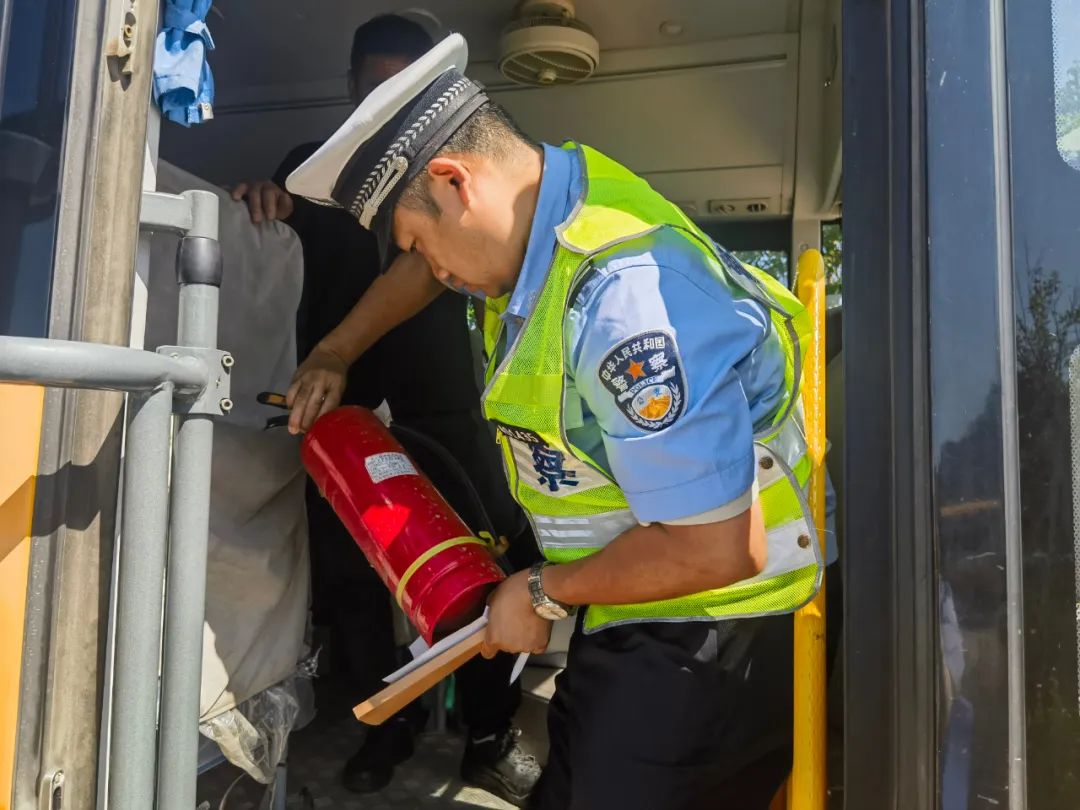 撫順交警：強化校車安全“大檢查”，擰緊校車出行“安全閥”！