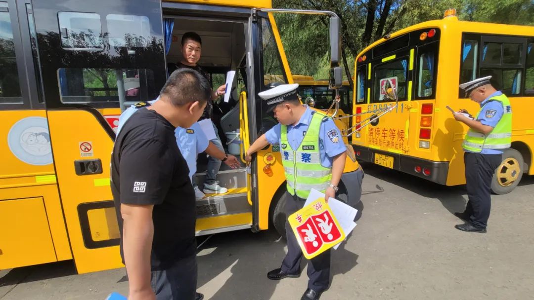 撫順交警：強化校車安全“大檢查”，擰緊校車出行“安全閥”！