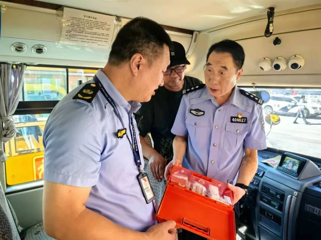 撫順交警：強化校車安全“大檢查”，擰緊校車出行“安全閥”！