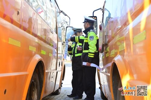 武寧交警組織開(kāi)展寒假校車(chē)安全檢查