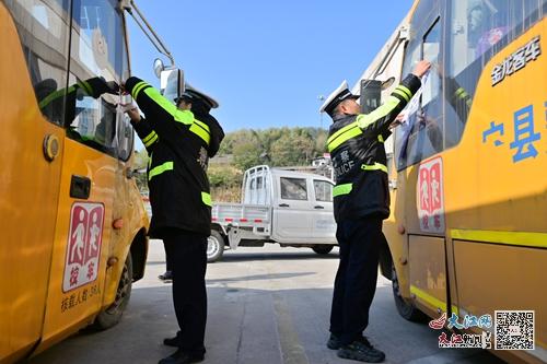 武寧交警組織開(kāi)展寒假校車(chē)安全檢查