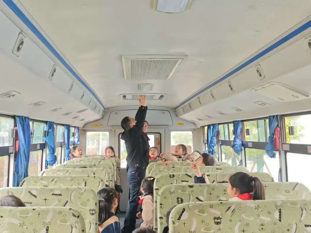 筑牢校車(chē)安全防線 守護(hù)學(xué)生出行平安——荊州經(jīng)開(kāi)區(qū)第二中學(xué)2025年校車(chē)安全演練