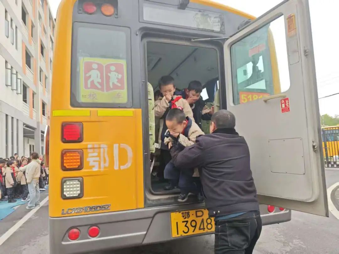 筑牢校車(chē)安全防線 守護(hù)學(xué)生出行平安——荊州經(jīng)開(kāi)區(qū)第二中學(xué)2025年校車(chē)安全演練