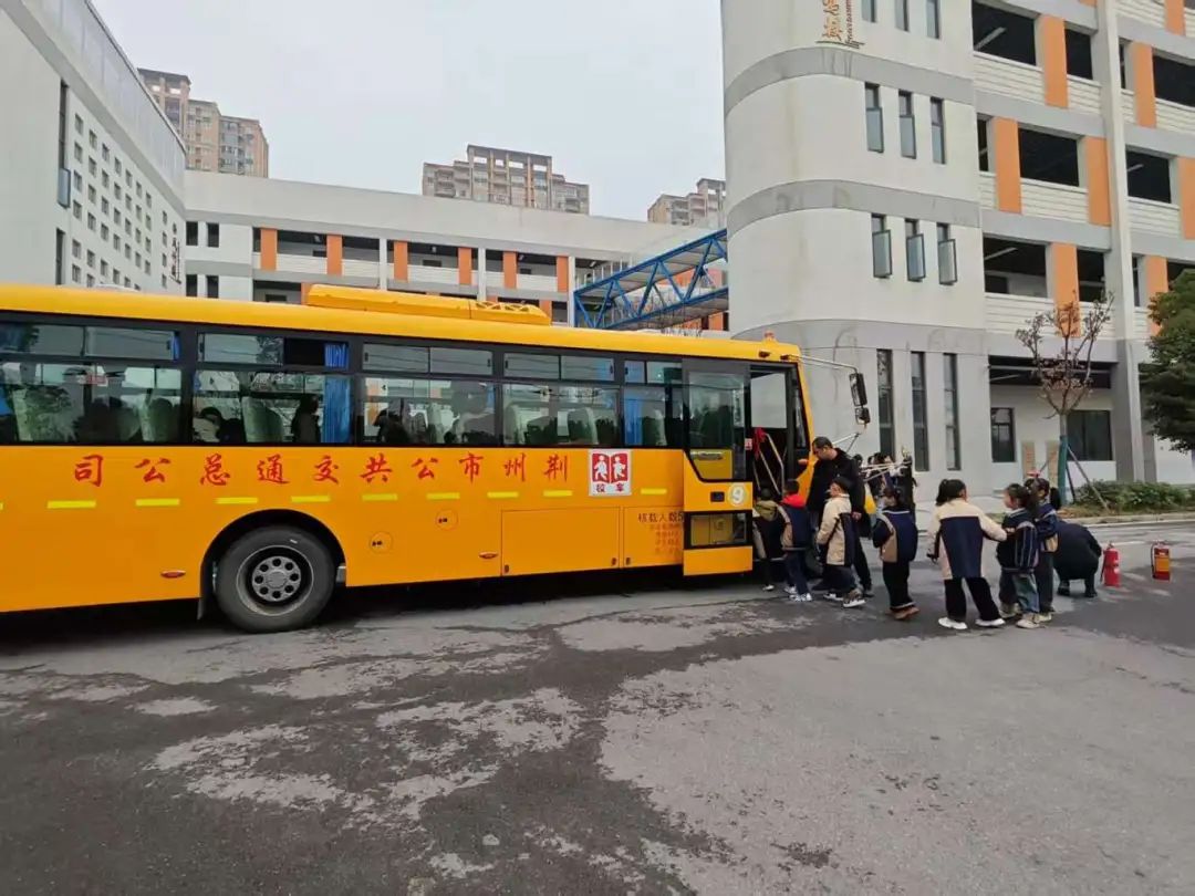 筑牢校車(chē)安全防線 守護(hù)學(xué)生出行平安——荊州經(jīng)開(kāi)區(qū)第二中學(xué)2025年校車(chē)安全演練