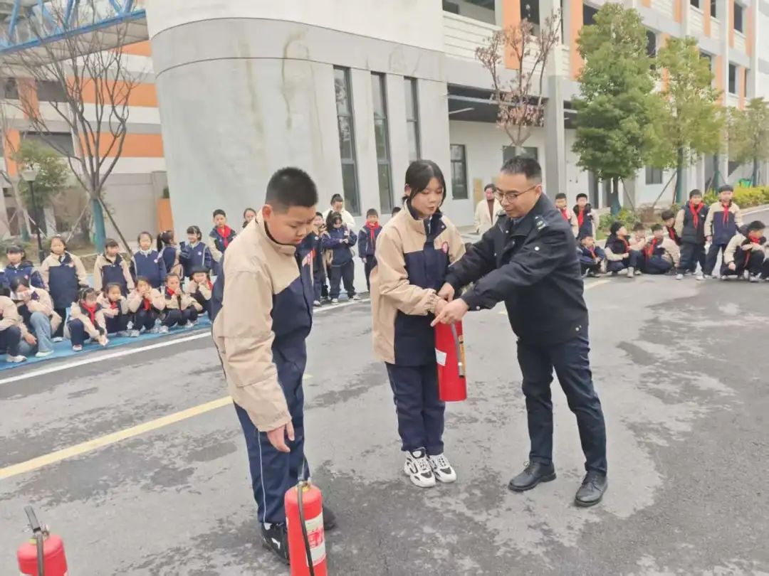 筑牢校車(chē)安全防線 守護(hù)學(xué)生出行平安——荊州經(jīng)開(kāi)區(qū)第二中學(xué)2025年校車(chē)安全演練