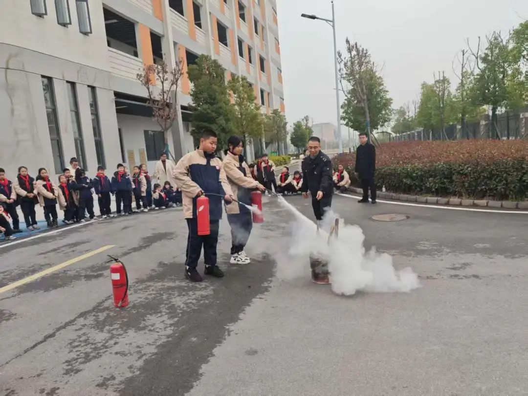 筑牢校車(chē)安全防線 守護(hù)學(xué)生出行平安——荊州經(jīng)開(kāi)區(qū)第二中學(xué)2025年校車(chē)安全演練
