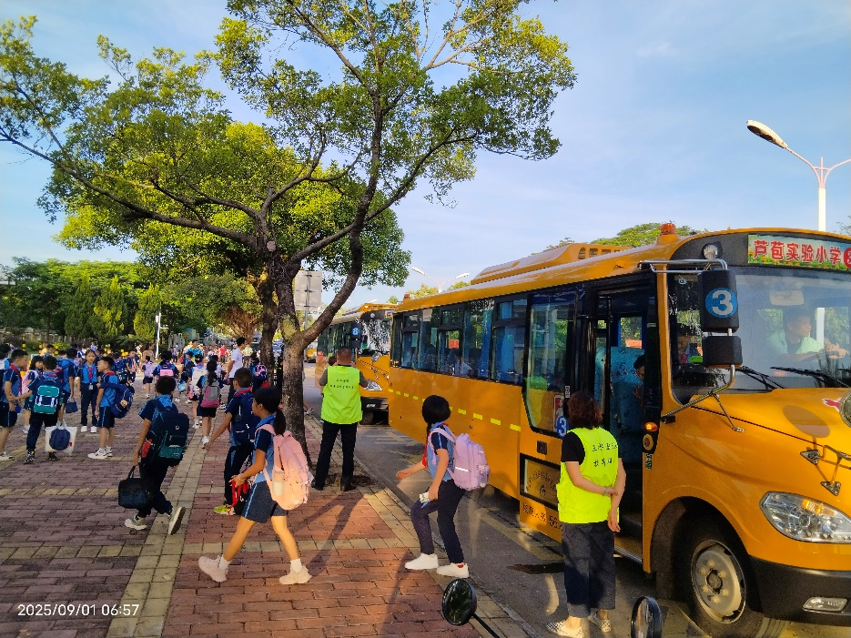 開學首日，3.8萬名學生乘佛汽校車返校