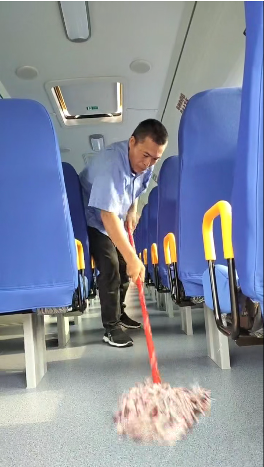 開學首日，3.8萬名學生乘佛汽校車返校