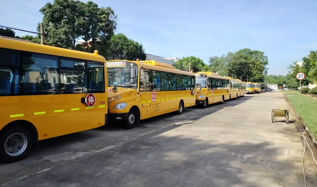 開學首日，3.8萬名學生乘佛汽校車返校