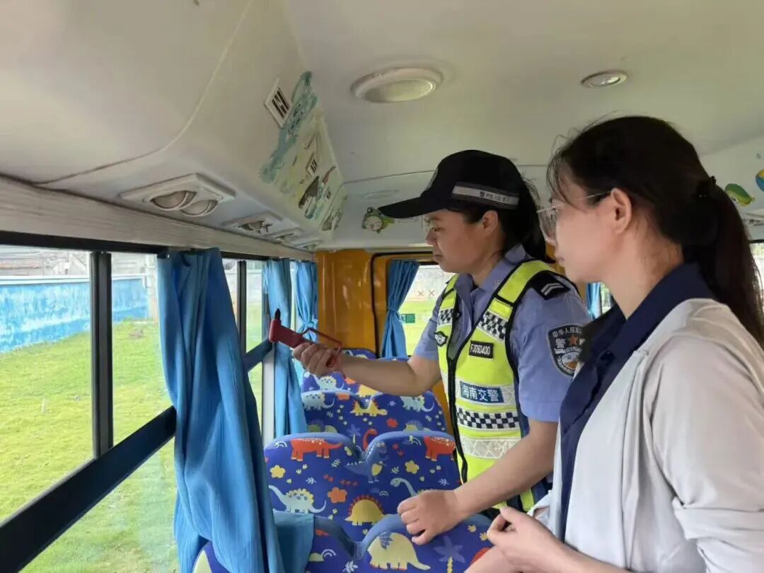 萬寧交警開展校車安全“體檢” 萬寧交警開展校車安全“體檢”