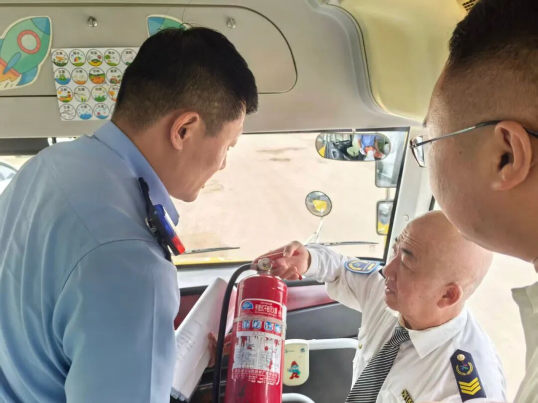 警企聯(lián)合,護(hù)航學(xué)子平安出行 警企聯(lián)合,護(hù)航學(xué)子平安出行