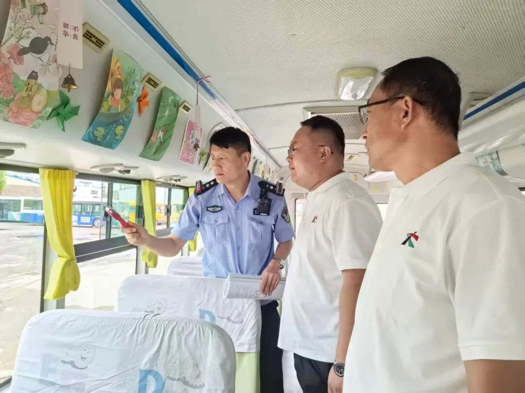 警企聯(lián)合,護(hù)航學(xué)子平安出行 警企聯(lián)合,護(hù)航學(xué)子平安出行