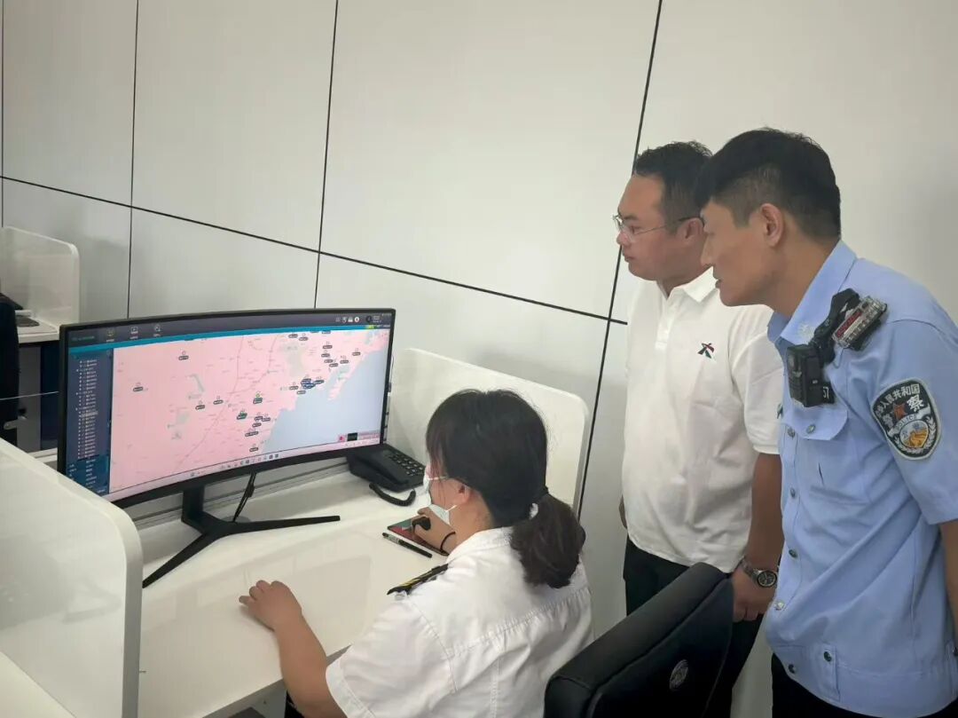 警企聯(lián)合,護(hù)航學(xué)子平安出行 警企聯(lián)合,護(hù)航學(xué)子平安出行