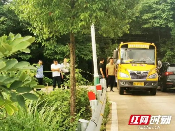 岳塘區(qū)交通運(yùn)輸局督查中發(fā)現(xiàn)一幼兒園校車未按審批線路行駛 及時(shí)督促整改