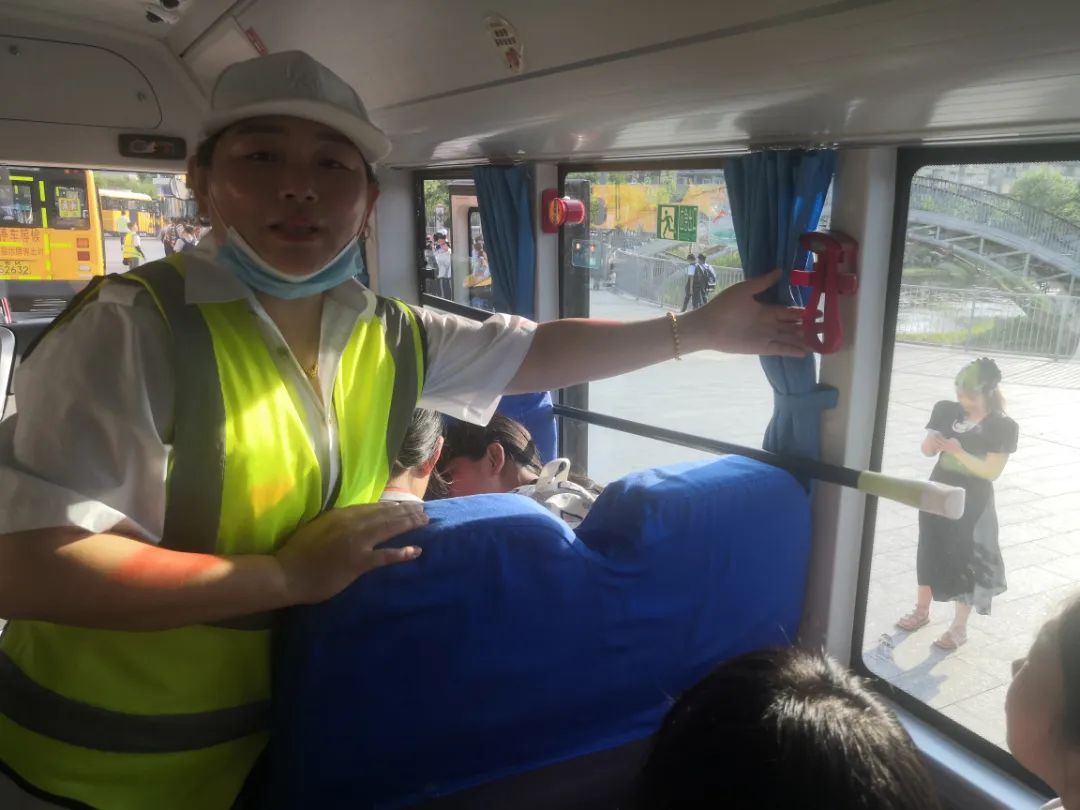 辦人民滿意教育|安全乘校車，平安伴我行——威海市愛山實驗學校開展校車應急演練