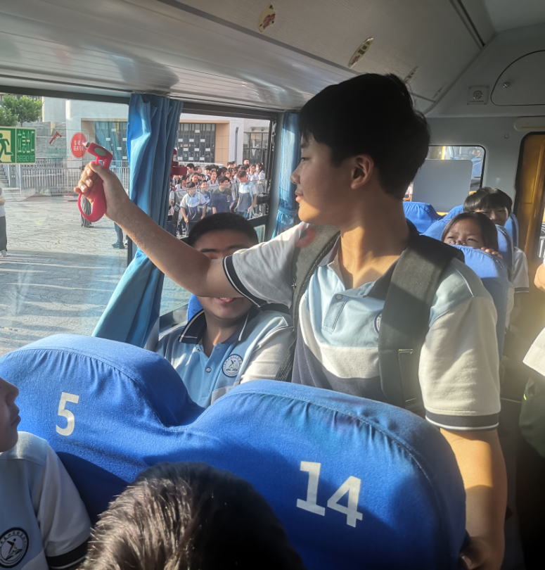 辦人民滿意教育|安全乘校車，平安伴我行——威海市愛山實驗學校開展校車應急演練