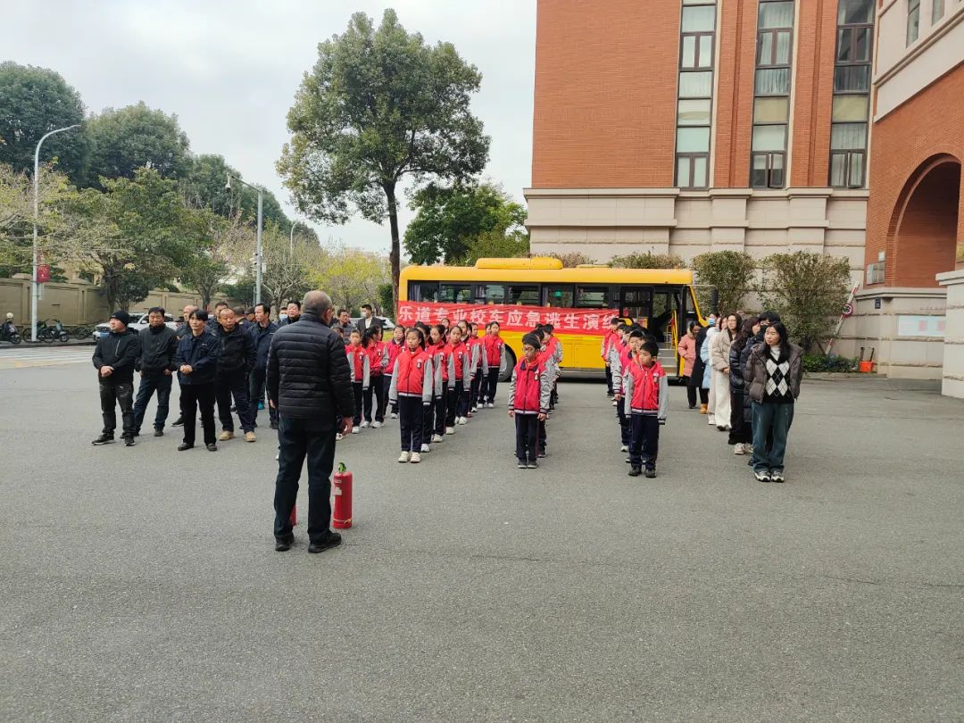 筑牢安全防線，守護校園出行——福清文光小學開展校車安全演練與交通安全教育活動