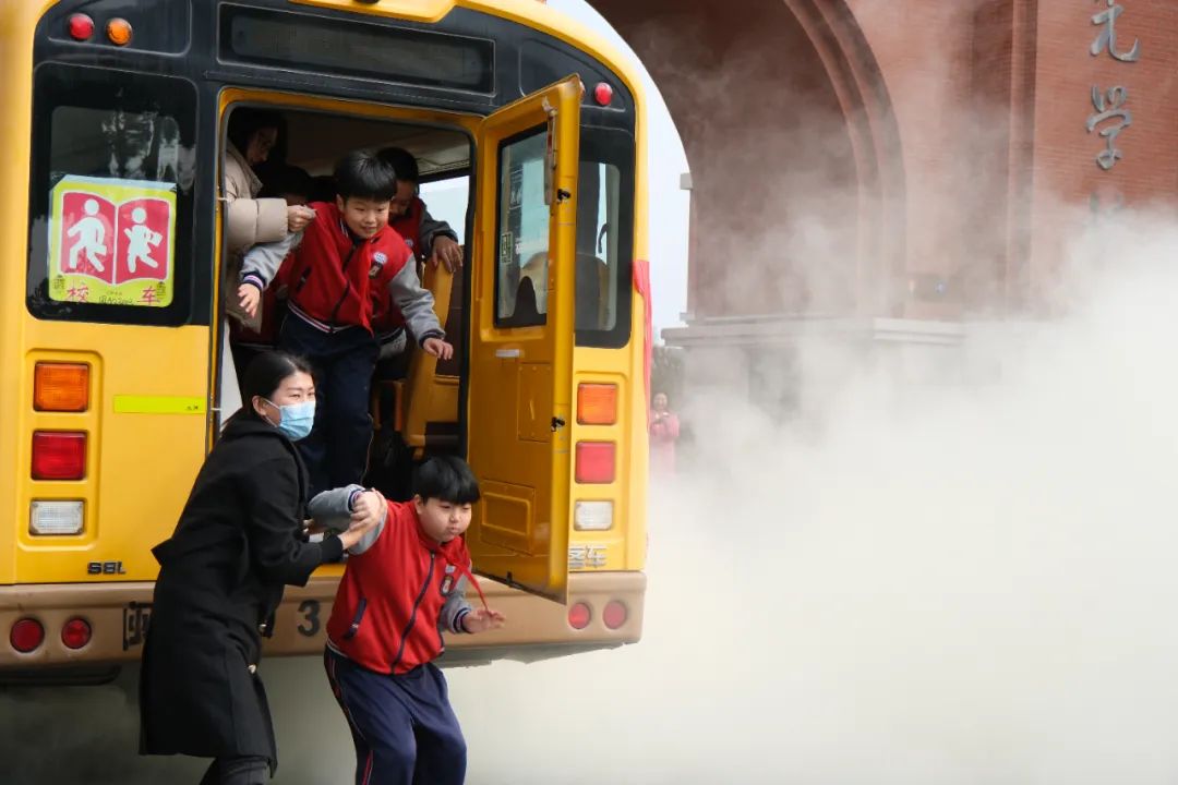 筑牢安全防線，守護校園出行——福清文光小學開展校車安全演練與交通安全教育活動