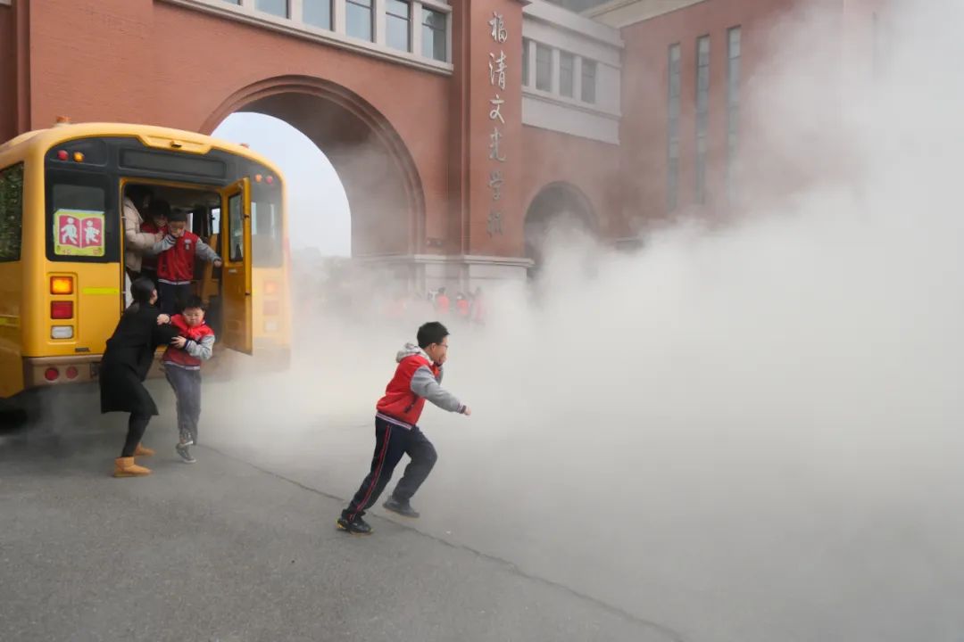 筑牢安全防線，守護校園出行——福清文光小學開展校車安全演練與交通安全教育活動
