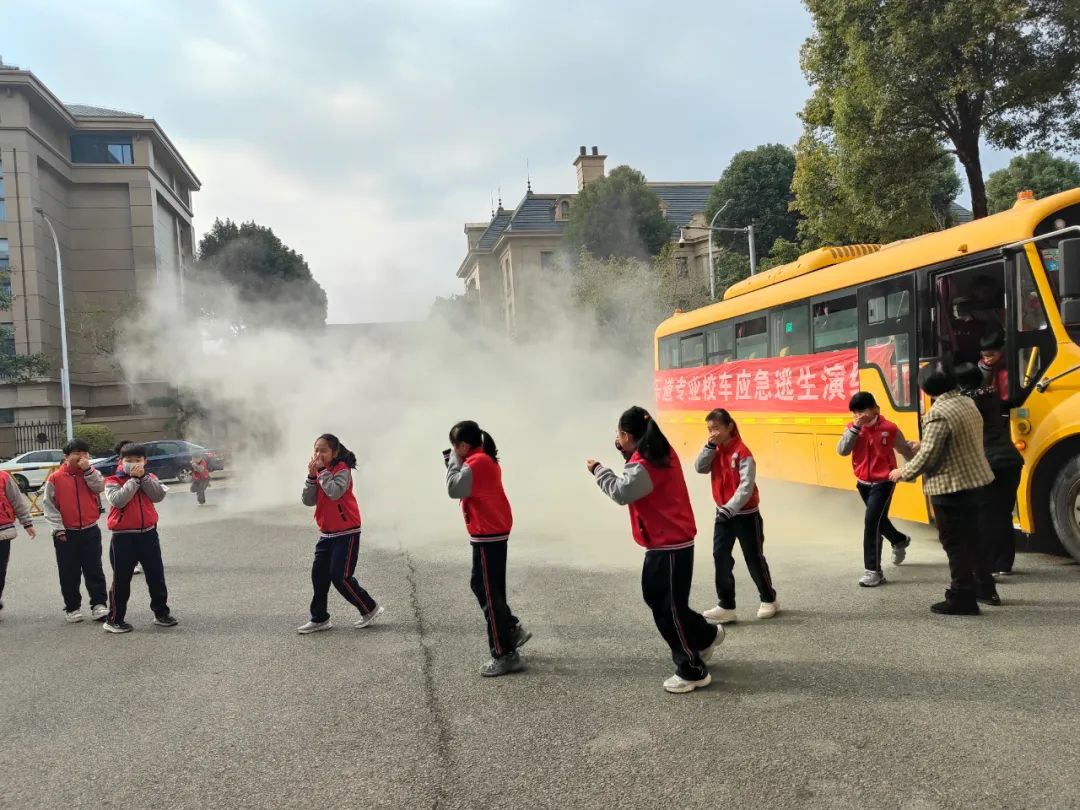 筑牢安全防線，守護校園出行——福清文光小學開展校車安全演練與交通安全教育活動