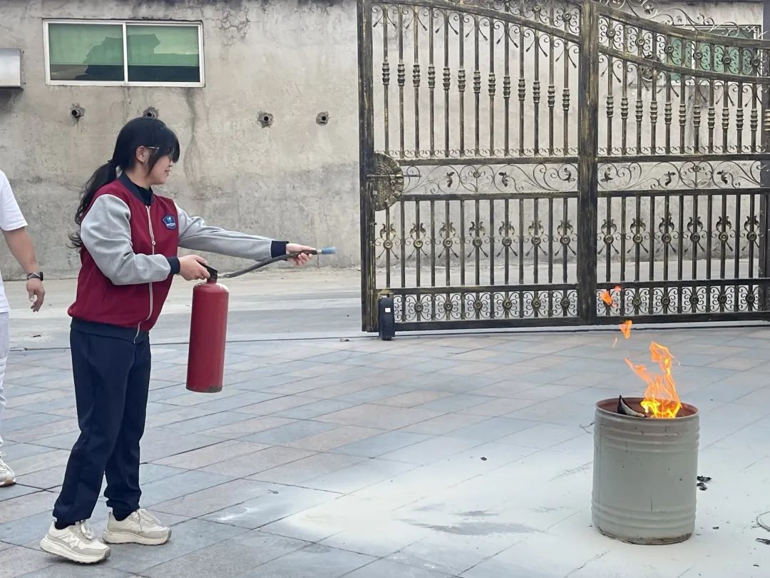 【校車安全】平安乘車，為愛護(hù)航——成田實驗幼兒園校車安全應(yīng)急演練