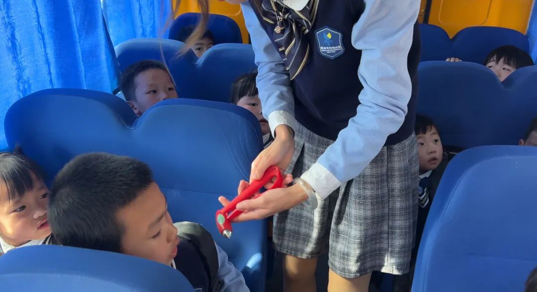 【校車安全】平安乘車，為愛護(hù)航——成田實驗幼兒園校車安全應(yīng)急演練