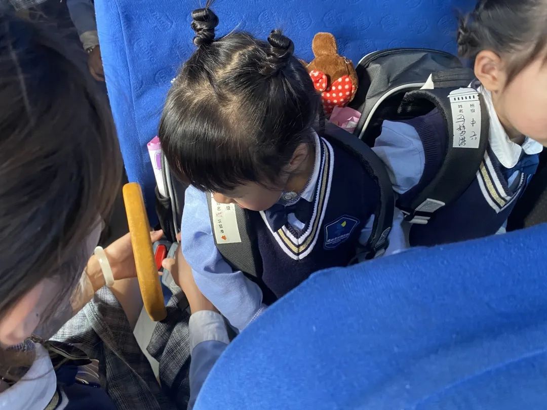 【校車安全】平安乘車，為愛護(hù)航——成田實驗幼兒園校車安全應(yīng)急演練